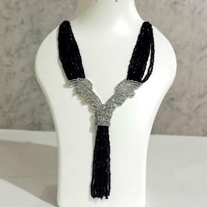 Parure de bijoux noire perlée avec collier pendentif en strass et boucles d'oreilles pendantes pour femme, idéale pour les soirées et la mode - Product Image 1