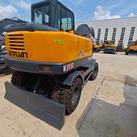 Excavatrice sur pneus Xinyuan B75S d'occasion, 7,5 tonnes, fonctionnement fluide, faible nombre d'heures, sans défauts, bien entretenue, en stock, à vendre