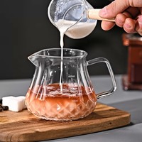 Moderno servidor de café de vidrio de borosilicato de alta resistencia con corte de diamante de 400ml/600ml, con tapa y componentes de plástico transparente con escala.