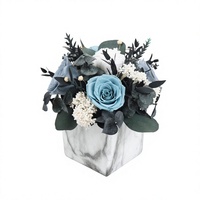 Bouquet de roses éternelles préservées dans un vase en céramique, centre de table pour mariage, décoration de table