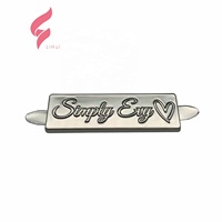 Accessoires de logo de marque personnalisés en zinc de haute qualité, design de lettres métalliques, finition gaufrée/gravée, placage sans nickel, luxe