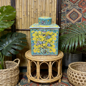 Jarrón Cuadrado Plano <span class=keywords><strong>de</strong></span> Cerámica con Tapa, <span class=keywords><strong>de</strong></span> Porcelana China Famille Rose, con Base Verde Turquesa y Motivos Florales y <span class=keywords><strong>de</strong></span> Aves en Panel Reservado - Product Image 5