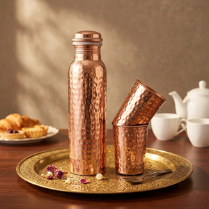Bouteille d'eau en cuivre pur artisanale, bienfaits pour la santé, 950 ml |   Ensemble de 2 verres en cuivre |   Conception martelée sans joint étanche - Product Image 1