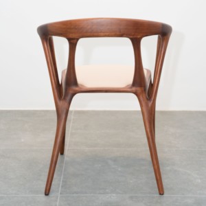 Chaise de salle à manger de style italien de luxe, structure en bois massif, dossier et accoudoirs rembourrés en tissu doux, mobilier contemporain PISANO - Product Image 6