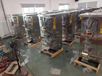 Machine de remplissage et de scellage automatique de sachets d'eau pure en plastique / Machine de remplissage d'eau / Machine de fabrication de sachets d'eau