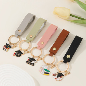 Nuevo Llavero de Moda con Diseño de Birrete de Graduación 2026, Colgante de <span class=keywords><strong>PU</strong></span> para Llaves de Coche, Accesorio Pequeño Creativo de Color Sólido Simple - Product Image 1
