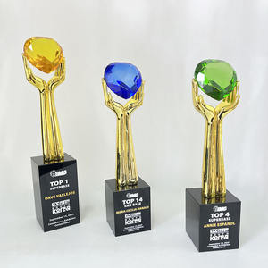 क्रिस्टल ब्लू ग्रीन हार्ट डायमंड ट्रॉफी के लिए गोल्ड होल्डिंग हैंड क्रिस्टल ट्रॉफी MH-J985 - Product Image 3