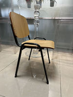 Chaise empilable en contreplaqué avec structure en acier thermolaqué, chaise de conférence
