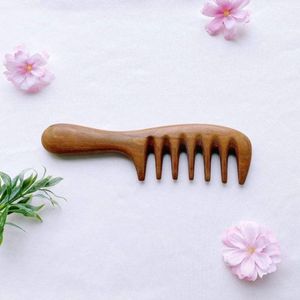Peigne à cheveux en bois de qualité supérieure, fait main, naturel, à dents larges, pour cheveux bouclés et épais, disponible au meilleur prix du marché - Product Image 4