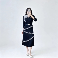Robe plissée Miyake tendance 2026 de luxe, style créateur élégant, avec appliques florales 3D et volants pétales superposés, vente en gros
