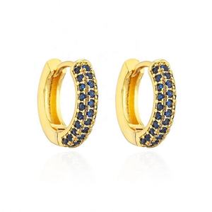 Boucles d'oreilles créoles mini tendance en acier inoxydable plaqué or 18 carats et cuivre, ornées de zircons, style rétro exquis, pour femme, idéales pour les soirées. - Product Image 3