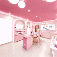 Kiosque pop-up rose pastel pour la beauté, stand de cosmétiques avec éclairage LED complet, présentoirs arqués, comptoirs modulaires, design imperméable