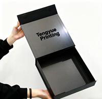 Boîte cadeau de luxe à fermeture magnétique - Panier en carton noir personnalisable avec logo UV, matériaux recyclés, gaufrage et pelliculage mat