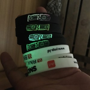 Braccialetto In Silicone luminoso personalizzato Glow In Dark Slap bracciale con testi luminosi - Product Image 3