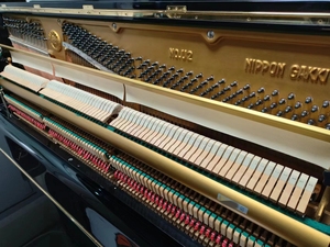 Piano vertical d'occasion Yamaha U2C : un best-seller mondial, qualité sonore et artisanat de haute qualité - Product Image 4
