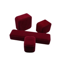 Velours rouge classique économique et boîtes à bijoux en plastique de flocage Option de gros pour le stockage et l'affichage