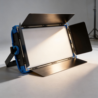 Luminaria LED Metálica de 200W con Alto CRI, Pantalla LCD Bilingüe, Conexión en Cadena, Alimentación por Señal DMX, Portátil