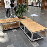 Banc d'extérieur commercial modulable en profilé aluminium avec assise en lattes de bois et jardinière intégrée pour espaces publics