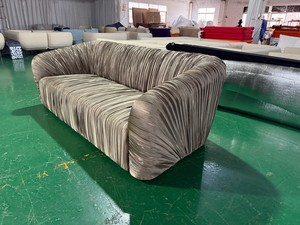 Sofá Italiano de Lujo Ligero con Tela Plisada, Sofá Grande de Tela Moderna para Sala de Estar, para Villa u Hotel - Product Image 1