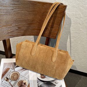 Sac à bandoulière Ando en cuir de vachette nubuck pour femme, sac à main minimaliste à double poignée - Product Image 1