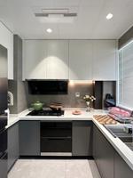 Buffet blanc moderne avec étagères ouvertes, tiroirs et armoire sans poignées, meubles de cuisine, meubles de salle à manger, sur mesure