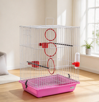 Cage volière pour oiseaux Budget Wire, base rose facile à nettoyer, poignée supérieure, anneaux d'escalade interactifs, perchoirs et coupelles à nourriture rouges