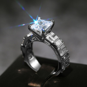 Anello di Fidanzamento Quadrato di Lusso per Donne, Elegante Gioiello da Dito alla Moda - Product Image 2