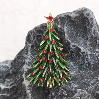1 broche en forme de sapin de Noël avec émail vert, strass rouges, détails dorés et étoiles, pour décorer les vêtements