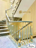 Rampe d'escalier de villa Copper Mansion, garde-corps de luxe léger, colonnes modernes minimalistes en alliage aluminium-magnésium haut de gamme