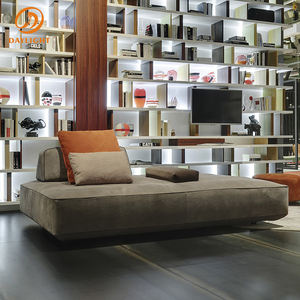 Divano Componibile Stile Isola, Divano Basso in Tessuto Grigio Chiaro con Pouf Staccabile, Arredamento <span class=keywords><strong>Contemporaneo</strong></span> per Soggiorno - Product Image 3