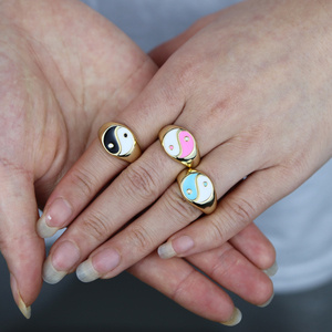 Anillo de ajuste para mujeres y hombres, joyería china de Tai ji, esmalte yin yang signet chapado en oro - Product Image 4