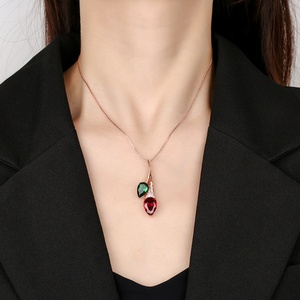 Collier pendentif élégant et lisse en cuivre écologique avec zircone cubique rouge et verte taille poire, bicolore, pour femme, usage quotidien - Product Image 5