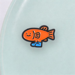 Broche en émail en forme de poisson orange mignon avec chaussures bleues pour la décoration de sac à dos - Product Image 3