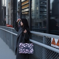 Sac cadeau haut de gamme en carton blanc à motif floral pour boutique de vêtements de luxe, idéal pour le commerce international