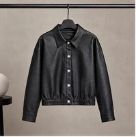 Veste en cuir noire texturée vintage décontractée à revers, boutons argentés verticaux, ourlet froncé, coupe ample, manteau court pour le quotidien
