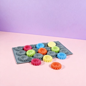UNIMOUCH Moule à gâteau en silicone à 12 compartiments en spirale - Écologique, antiadhésif, forme décorative DIY, compatible lave-vaisselle - Product Image 1