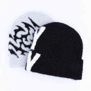 Bonnet Jacquard d'hiver du fabricant Qianzun Bonnet personnalisé en fausse <span class=keywords><strong>fourrure</strong></span> Fluffy Fuzzy Y2K Bonnets avec motif de lettres et logo personnalisé - Product Image 2