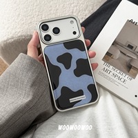Le design Niche Ins à imprimé vache bleu est adapté à l'iPhone 16 Pro Max et offre une protection contre les chocs.