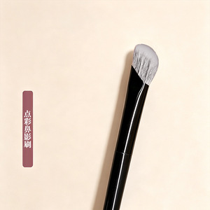 Pinceau de maquillage à poils d'animaux biseauté pour le contour du nez, idéal pour l'illumination et le contouring du visage - Product Image 1