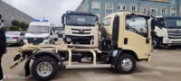 Camion à benne basculante ISUZU avec bras de ramassage pour la collecte et le transport des déchets municipaux, camion compacteur de déchets