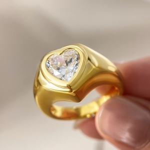 แหวนทองเหลืองแฟชั่นขายส่ง ชุบทอง 18K ประดับเพชรซิคอนรูปหัวใจสำหรับผู้หญิง - Product Image 5