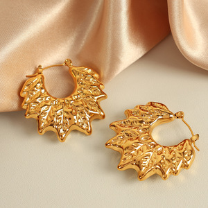 Pendientes de aro con diseño de hojas, chapados en oro y plata, joyería de uso diario para mujer - Product Image 2