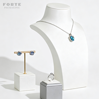 Ensemble de présentoirs à bijoux professionnels FORTE White Custom, en cuir PU, pour bagues, montres, colliers et autres bijoux.