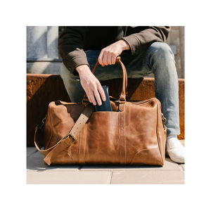 Disfrute de un Viaje Deportivo de Lujo con Estilo y Comodidad, Bolsa de Viaje 100% Cuero Genuino con Amplia Apertura, Cierre Seguro y Ligera - Product Image 1