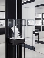 Vitrine à bijoux incurvée avec éclairage LED, dessus en verre verrouillable, design durable et facile à nettoyer pour les magasins de luxe