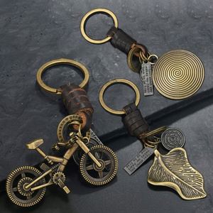 Llavero de metal retro para bicicleta con colgante de aleación de bronce con cara sonriente y estrella hexagonal, de cuero trenzado, regalo creativo, venta al por mayor - Product Image 1