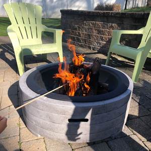 Brasero Moderno de Piedra Sintética de 35 Pulgadas de Diámetro con Asas, Chimenea de Gas Natural para Exteriores con Pantalla Protectora de Chispas, Color Gris Claro - Product Image 2