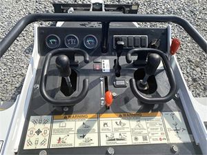 Minicargadora Bobcat Mt100 en Venta, Económica y en Excelentes Condiciones, con Máxima Durabilidad y Capacidad de Adaptable a Accesorios - Product Image 6