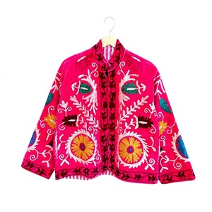 Veste en velours de luxe Suzani pour femmes, broderie florale artisanale, style bohème, manteau d'hiver, vente en gros, export B2B - Product Image 1