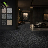 Dalles de moquette commerciales QQ Premium 50x50cm en nylon à texture organique pour salle d'exposition, revêtement de sol décoratif pour projets de boutiques
